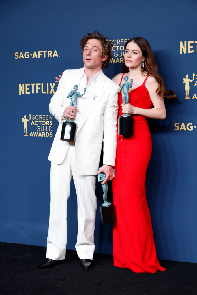 Jeremy Allen White and Molly Gordon celebrating their SAG Awards