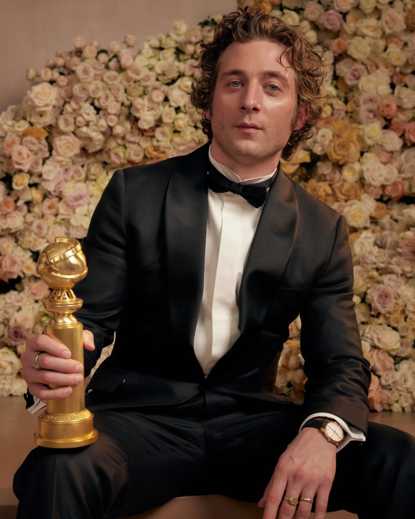 Jeremy Allen White holding his Golden Globe award