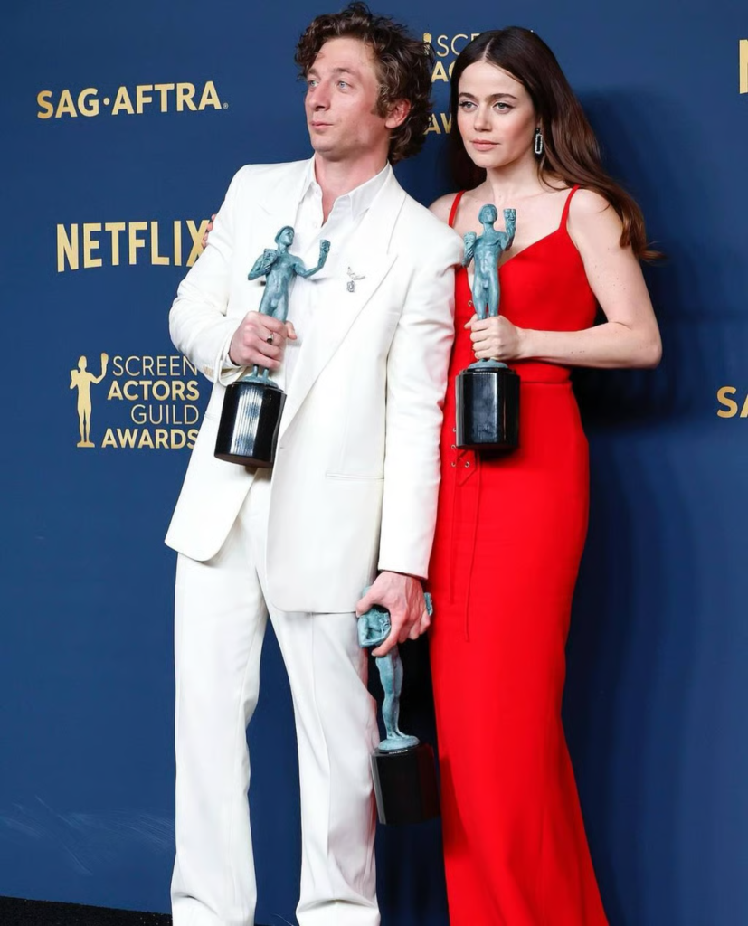 Molly Gordon and Jeremy Allen White celebrating the SAG awards