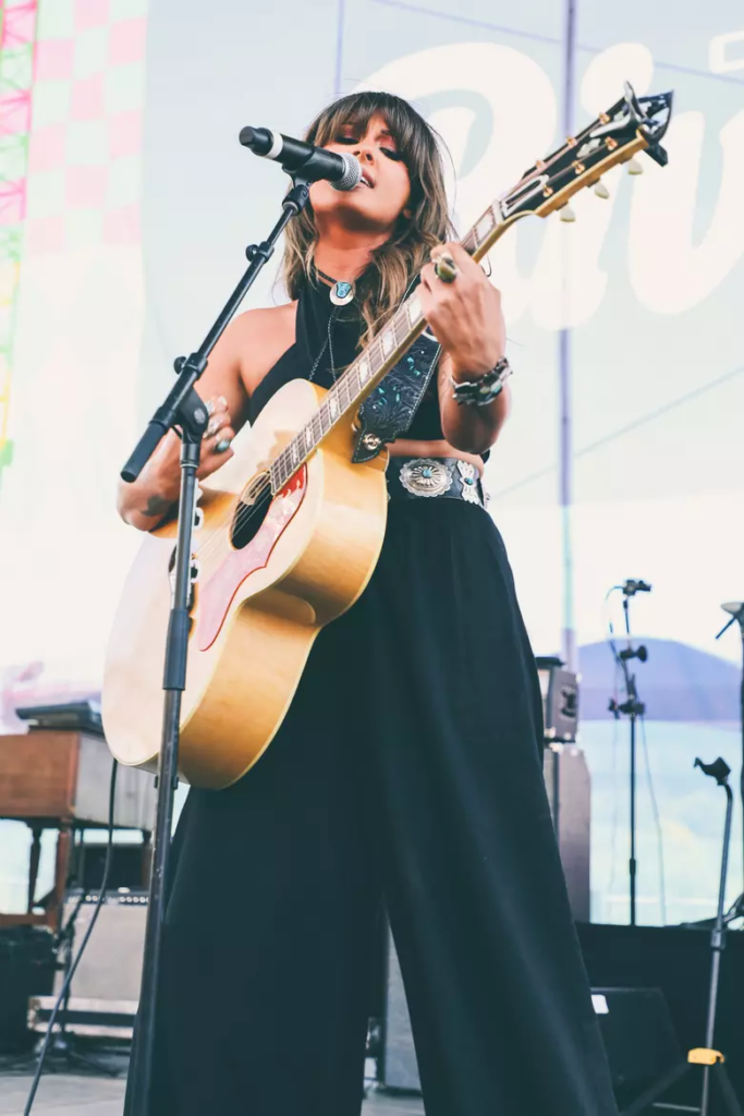 Ella Langley singing and playing guitar