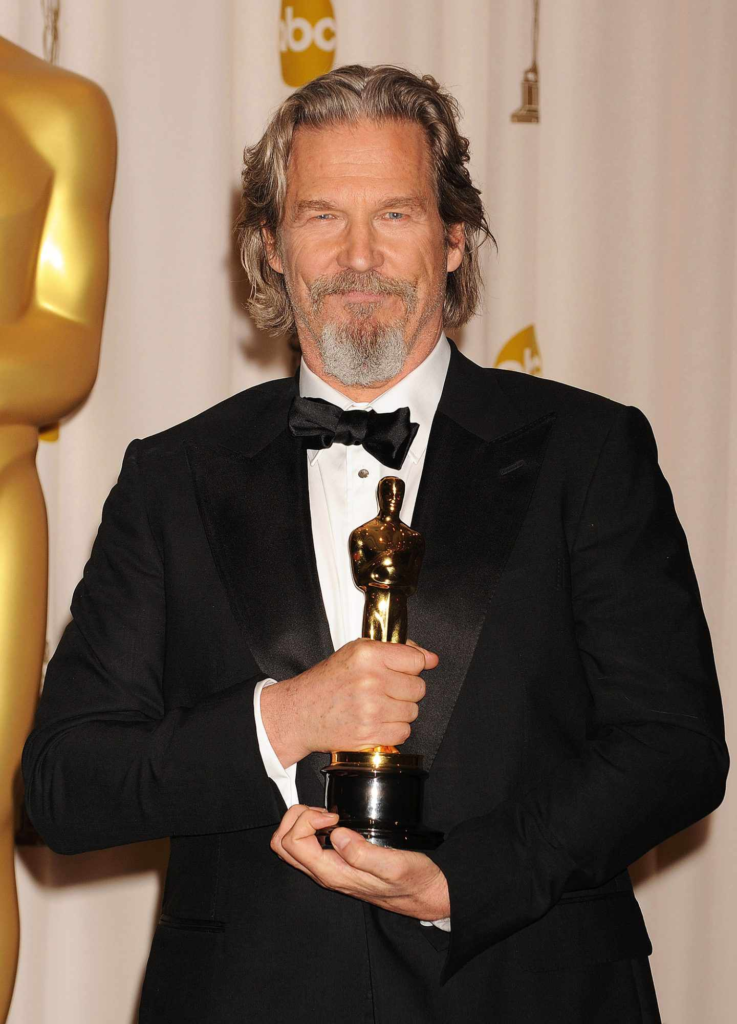 Jeff Bridges holding his Academy Award