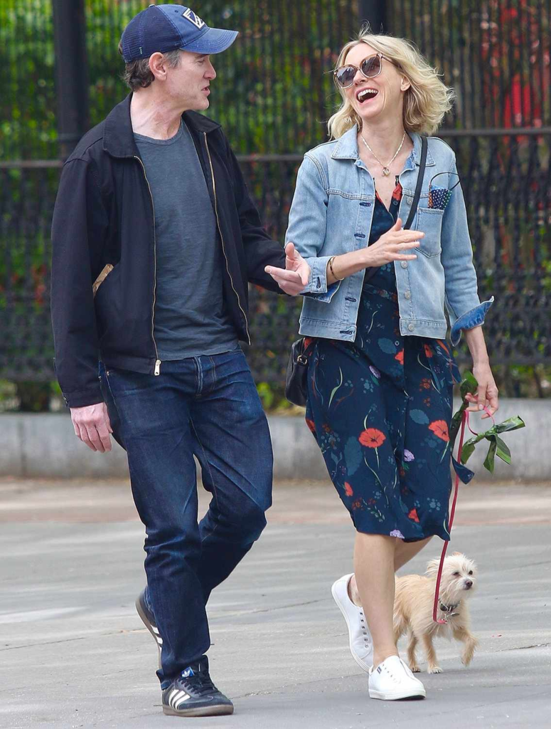 Naomi Watts and Billy Crudup walking their dog