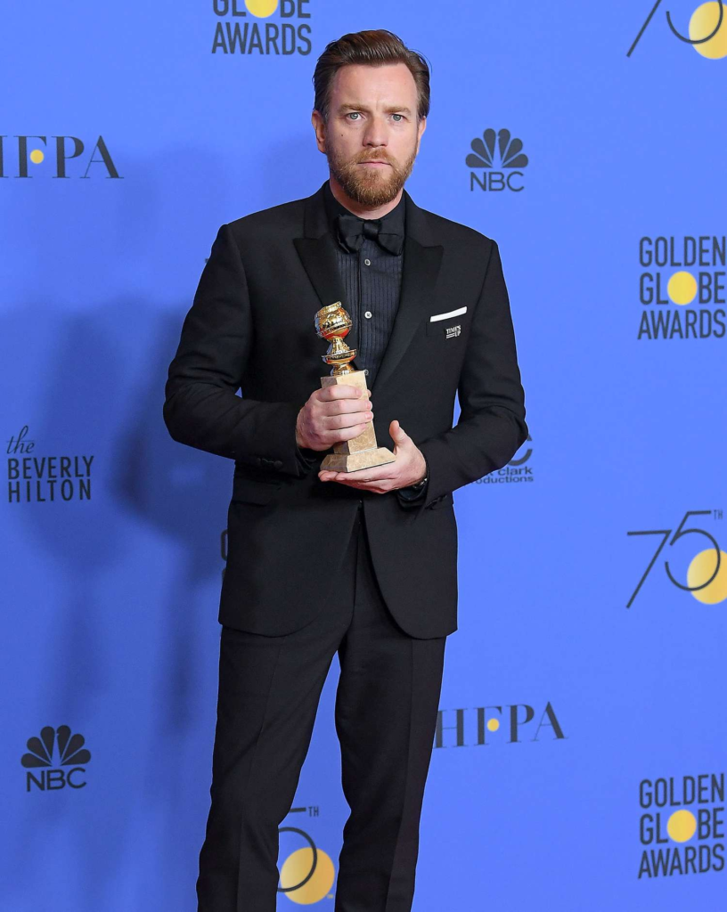 Ewan McGregor holding his Golden Globe award