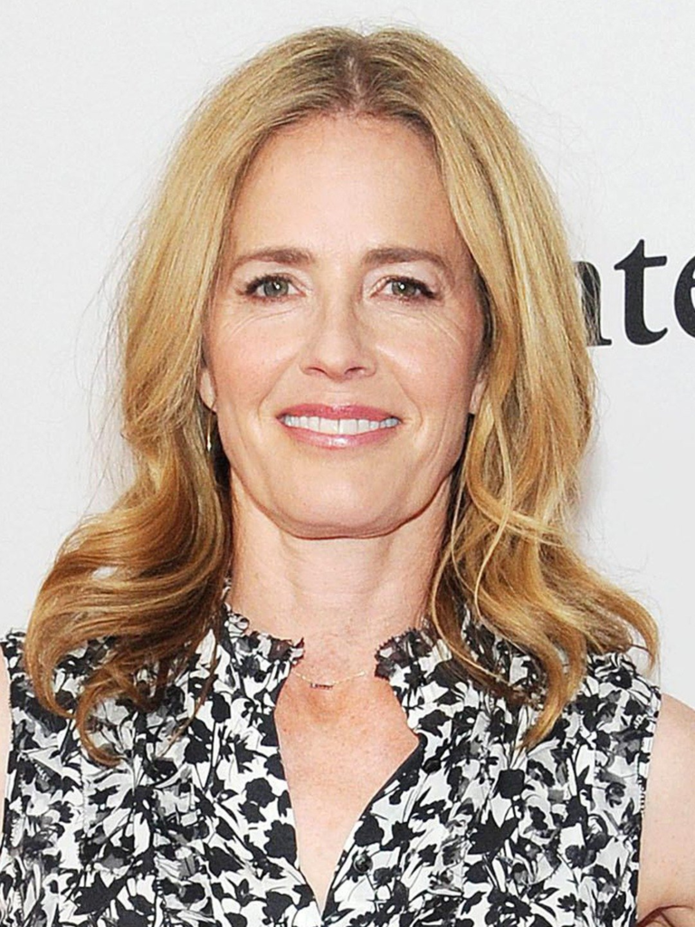 Elisabeth Shue smiling
