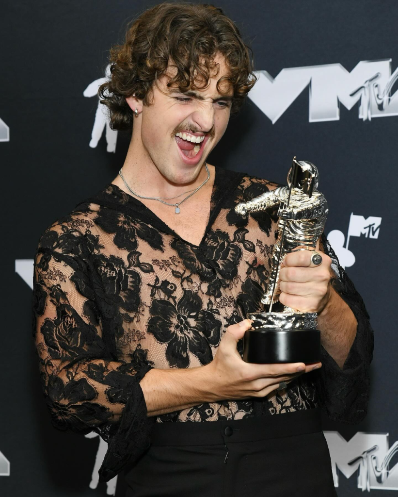 Benson Boone celebrates winning Best Alternative Video for "Beautiful Things" at the 2024 MTV Video Music Awards