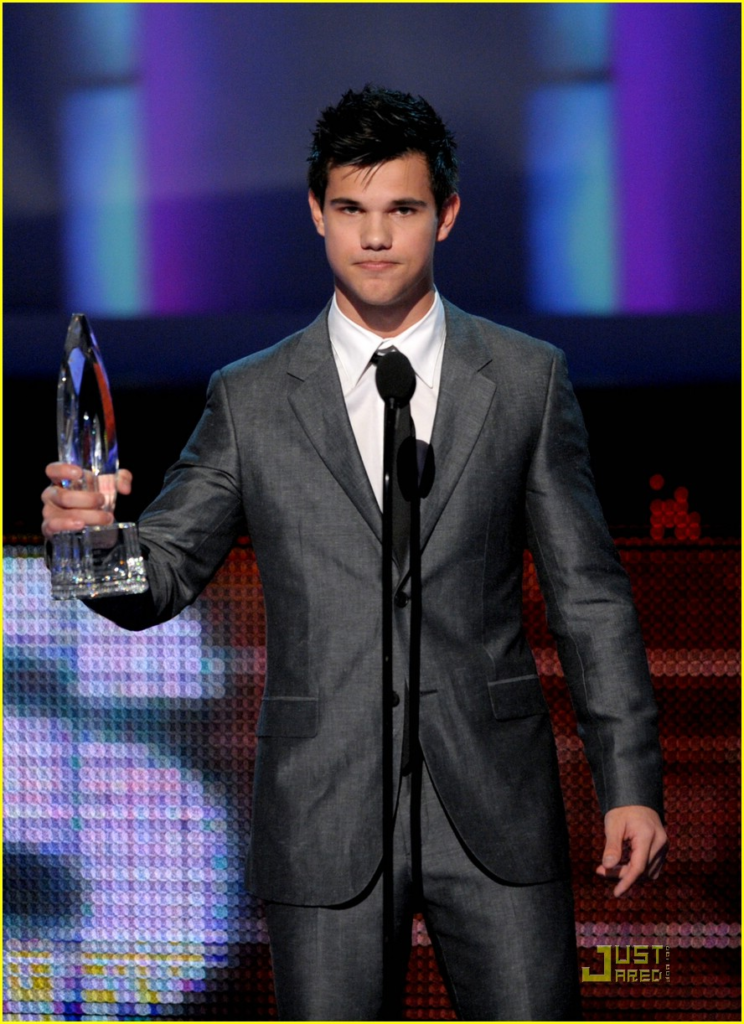 Taylor Lautner accepting the award for Favorite Breakout Movie Actor at the 2010 People's Choice Awards