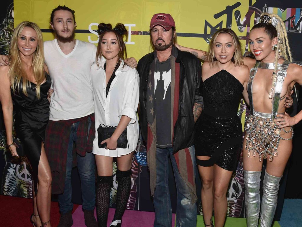 Miley Cyrus with her family, including Tish Cyrus, Braison Cyrus, Noah Cyrus, Billy Ray Cyrus, and Brandi Cyrus, at the 2015 MTV Video Music Awards where she served as the host