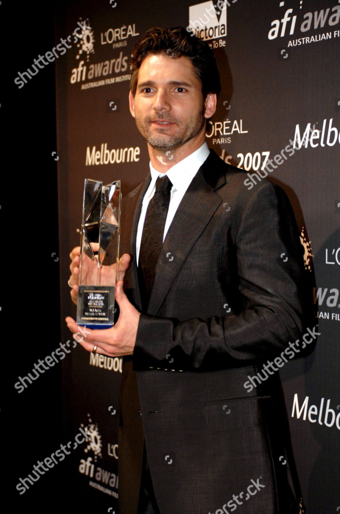 Eric Bana holding his award for Best Lead Actor at the 2007 Australian Film Institute (AFI) Awards