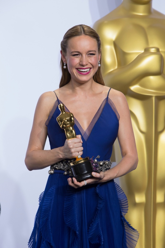 Brie Larson holding the Academy Award she won for Best Actress at the 88th Annual Academy Awards