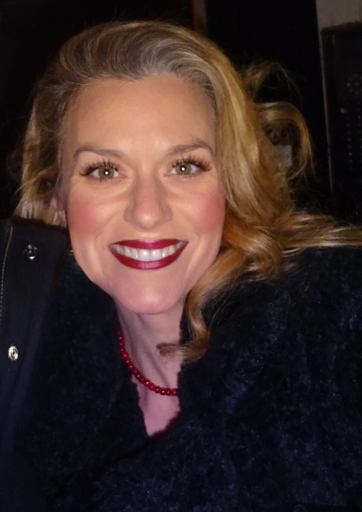 Hilarie Burton smiling