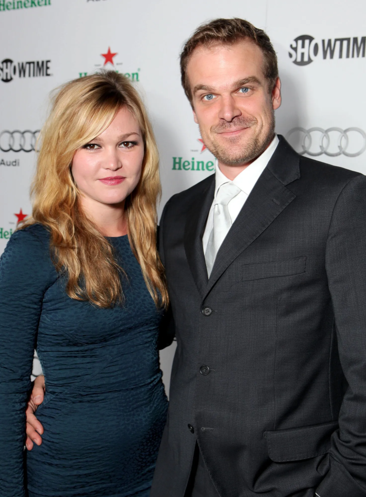Julia Stiles and David Harbour