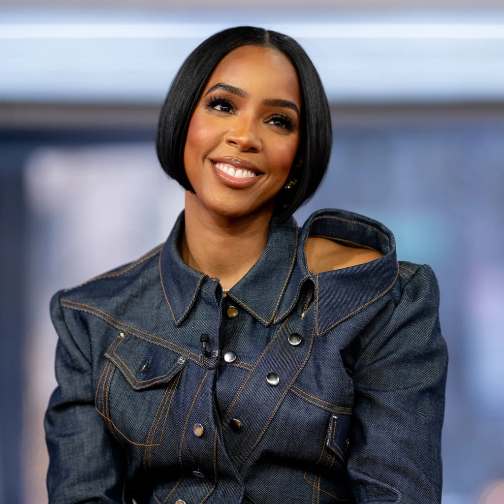 Kelly Rowland smiling