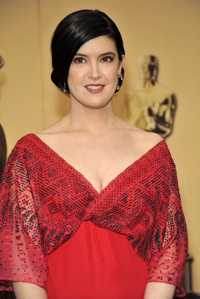 Phoebe Cates smiling