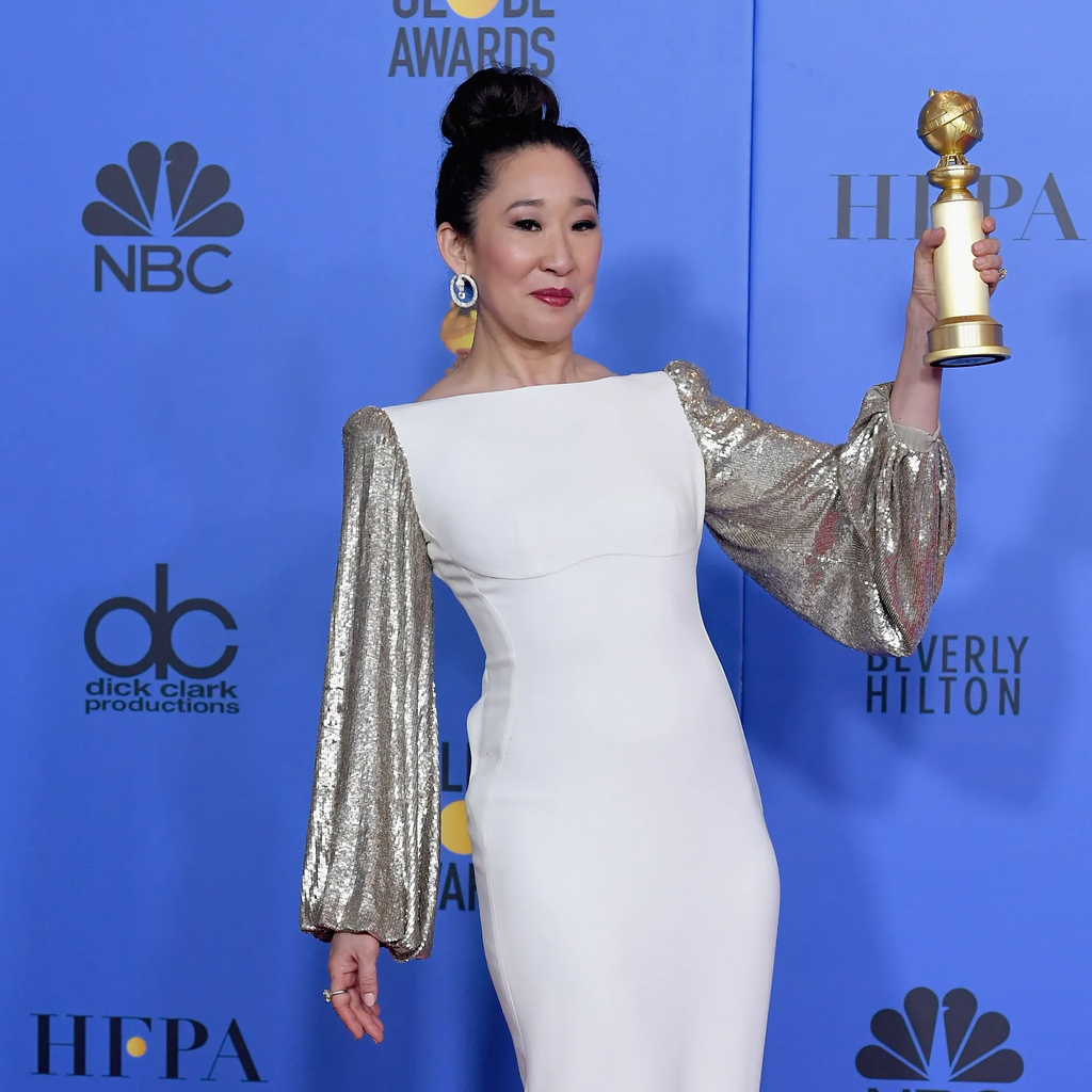 Sandra Oh holding her Golden Globe award at the 76th Annual Golden Globe Awards in January 2019