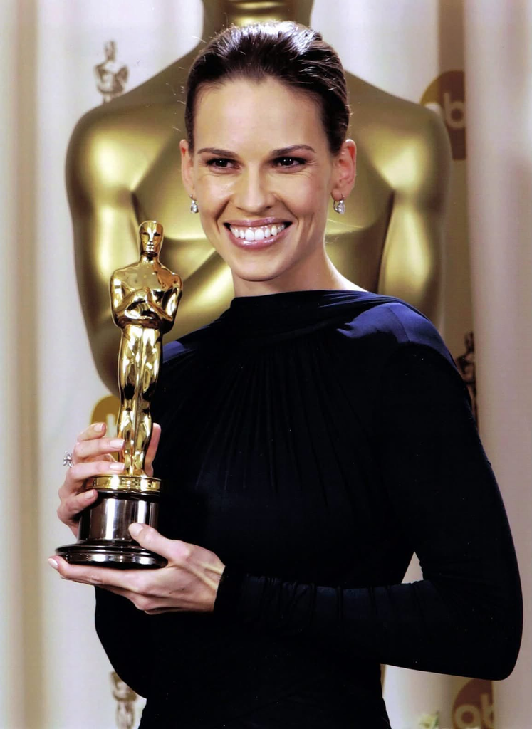 Actress Hilary Swank holds her Oscar statuette backstage at the 77th Academy Awards on February 27, 2005, after winning Best Actress for her role in Million Dollar Baby